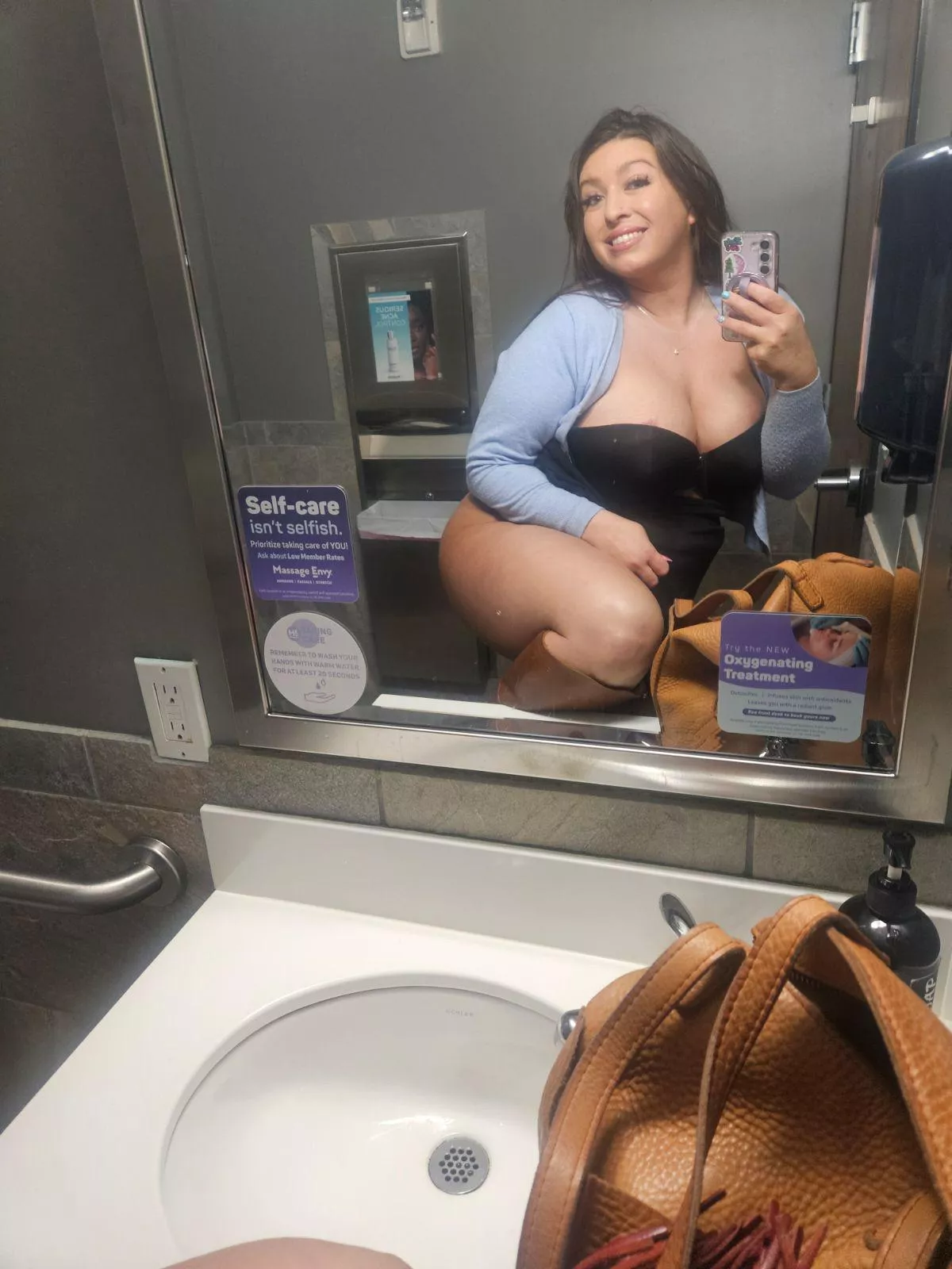 Would you play with a lonely mom in this bathroom  posted by Babylittlelo