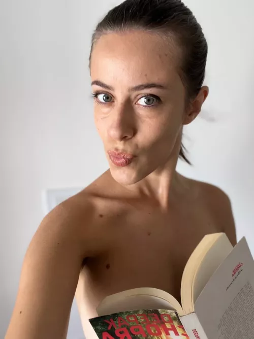 Yes brunettes reads books by Zarimnj