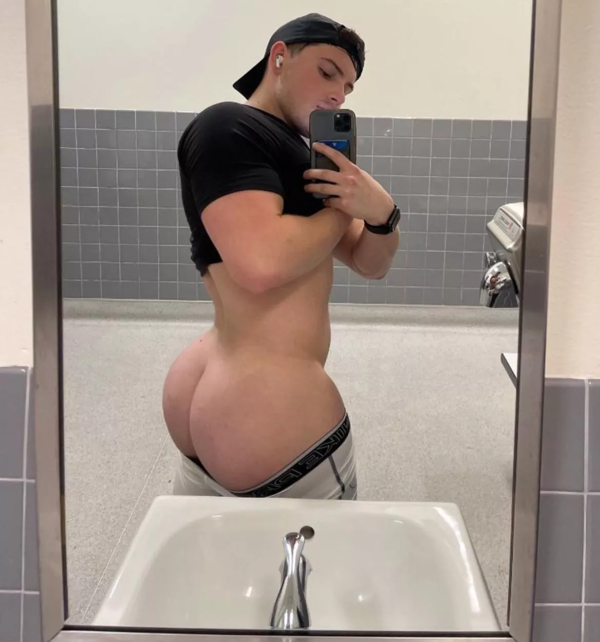 19 DL frat Bro looking for BWC or hung tops add me @ jaxonn330 posted by Careful_Yesterday_73