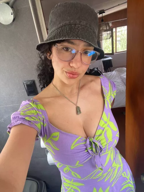 Am I pretty enough to leave an impression? by gabby_stimulus