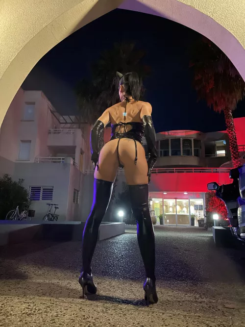 Come give this thick ass a nice slap by IlDisplay