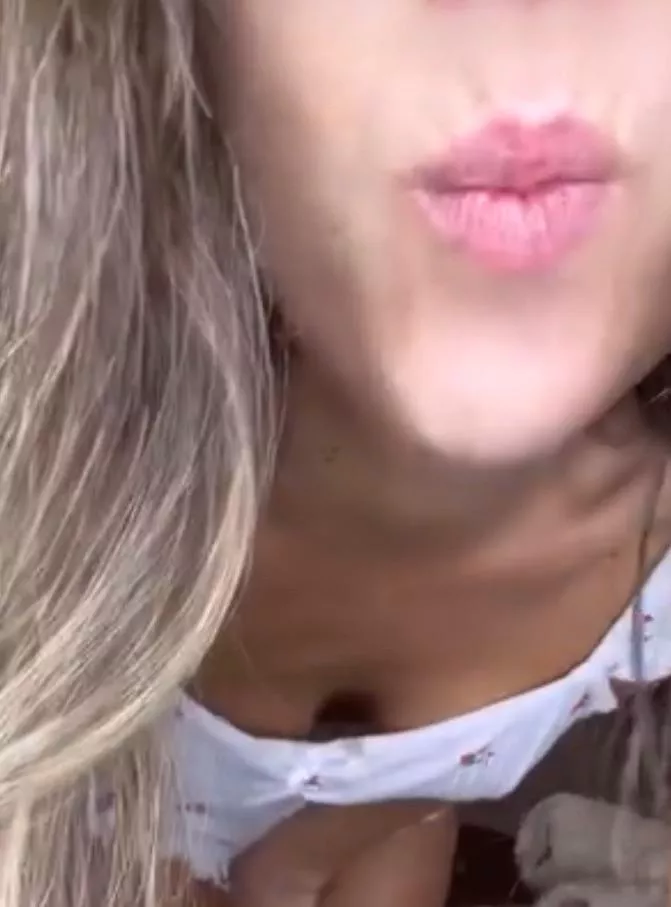 Goodnight kiss before bed… posted by SmythRyann