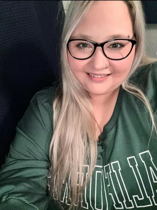 Hi cuties! 🖤 What’s something that makes you happy? 😘 by rawrxoxo2