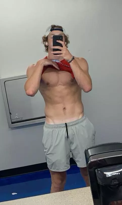 Hmu😉 posted by Weak-Earth6391