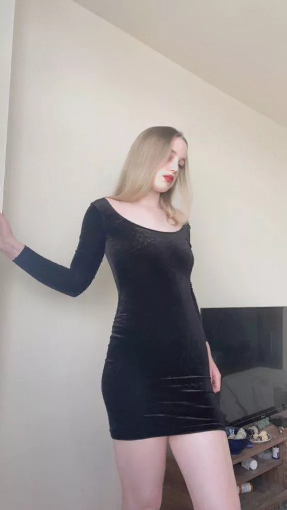 I like tight short black dresses  posted by Abbyalinxx