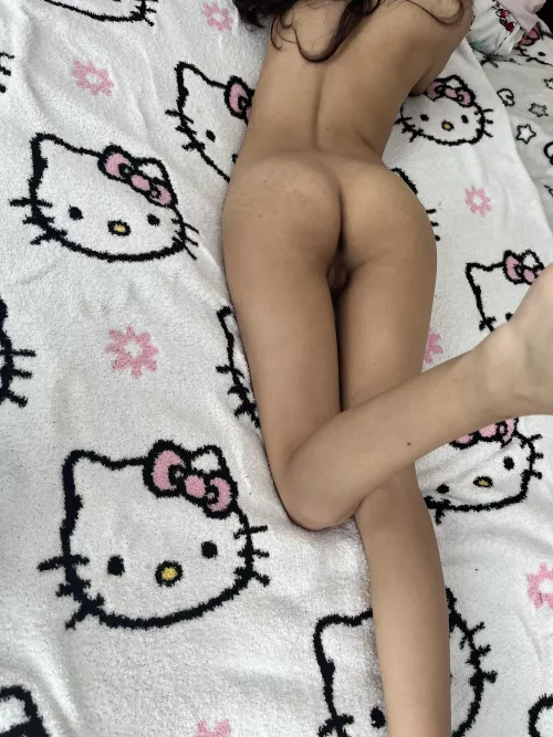 19 with a petite booty 🤭🍑 by luvhoneyBunny