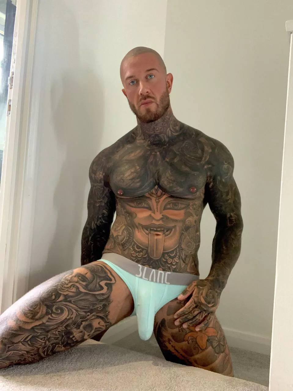 [30] would you lick this bulge on our first date? posted by FilthyTendo