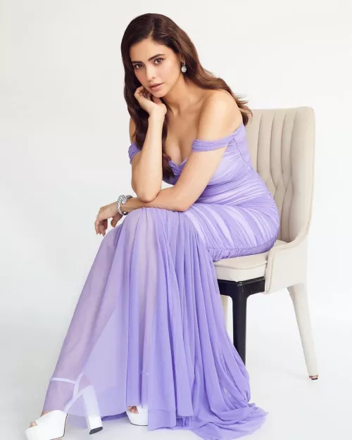 Aamna Shariff by Leading-Taro9721