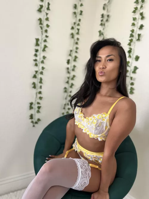 Can I be your fav hottie gf? by sunshinesinaxo