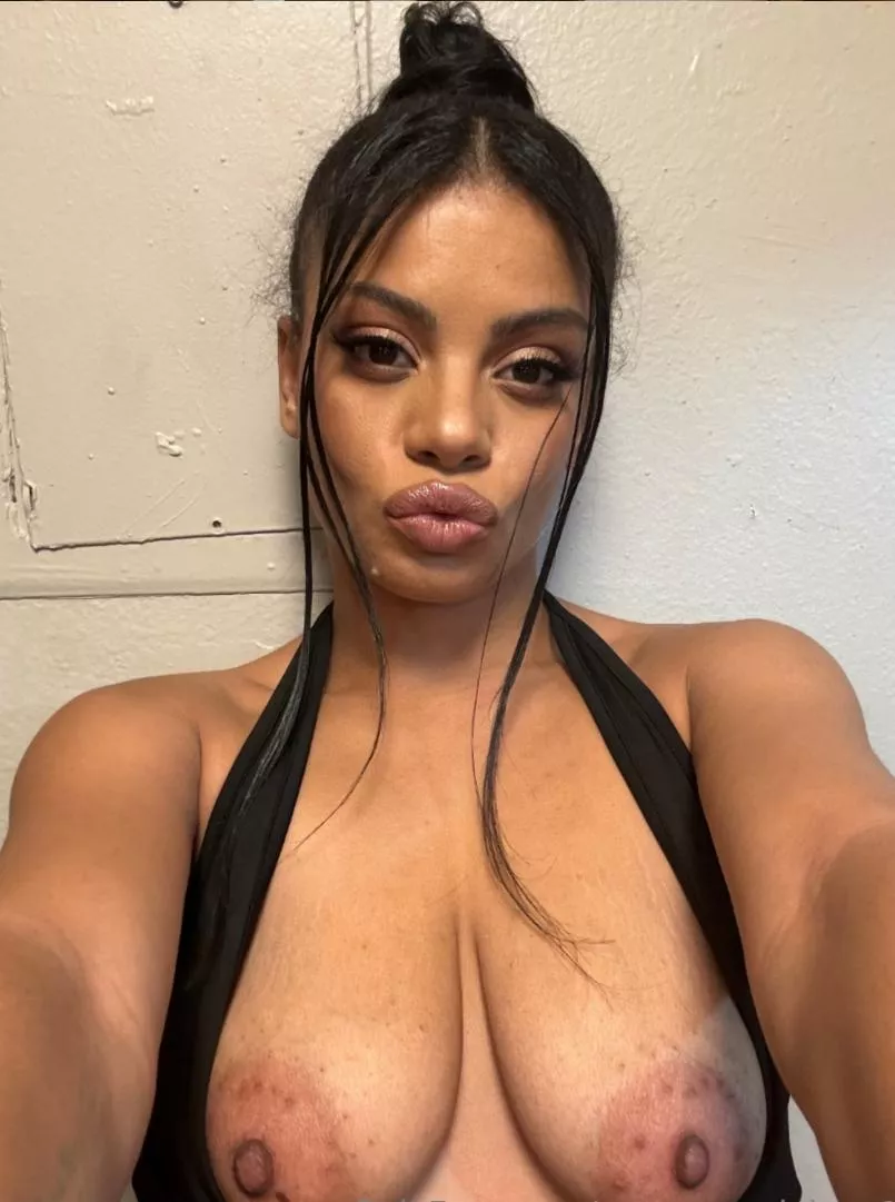 Do you find me pretty? posted by emmvixen