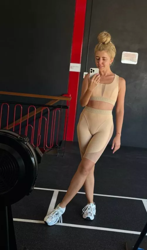 [F] I m that girl who shows off to all the guys in her leggings by RoyalSexyLioness