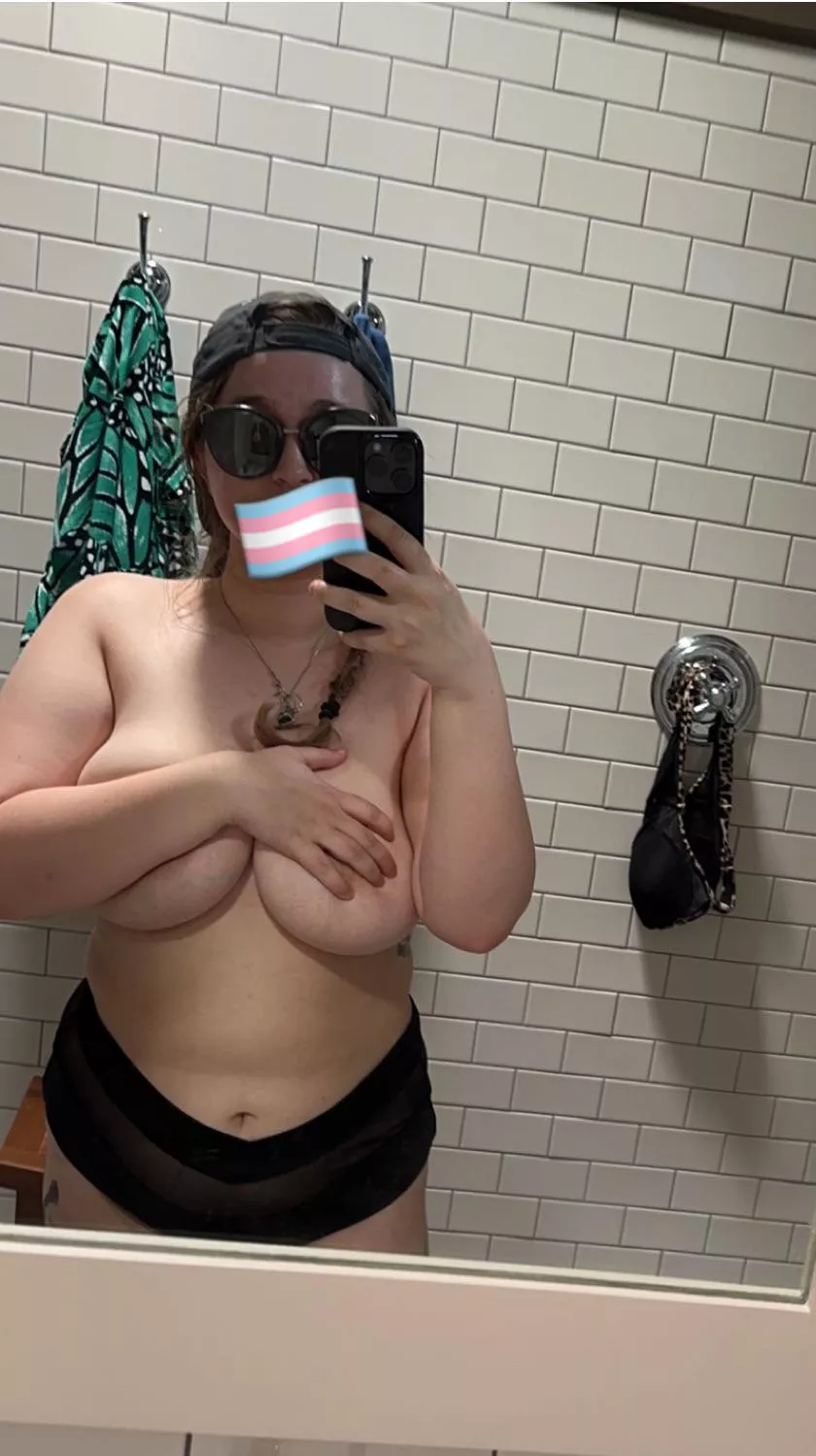 haven’t posted like this in a long time 🏳️‍🌈🙈 (q/24) posted by lesbofluidtransmasc