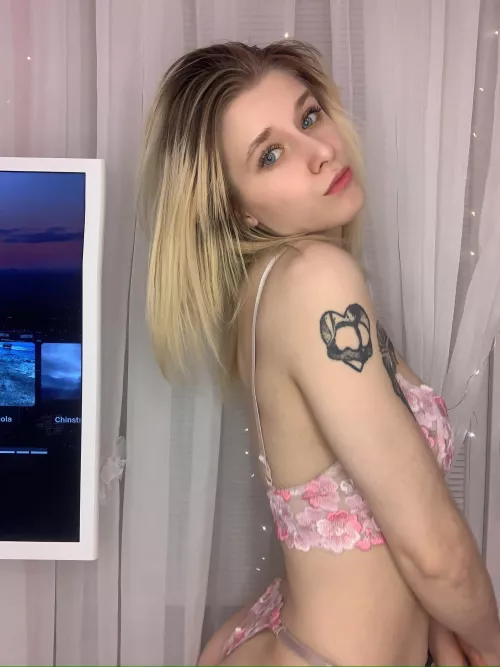 I'm wearing pink lingerie and pretending to be a pretty girl by heretomess372