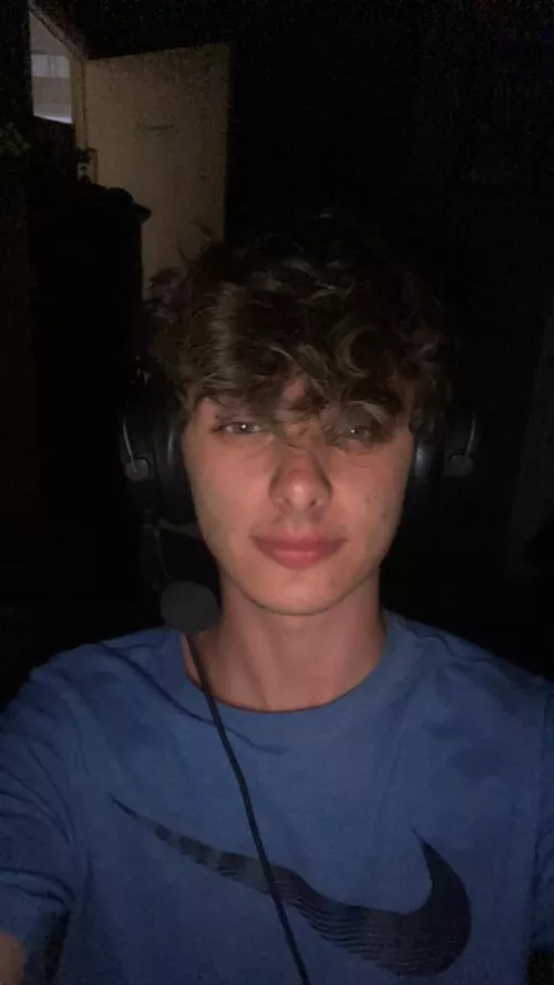 Looking for a gamer boy ;) by SkyLovesSenna