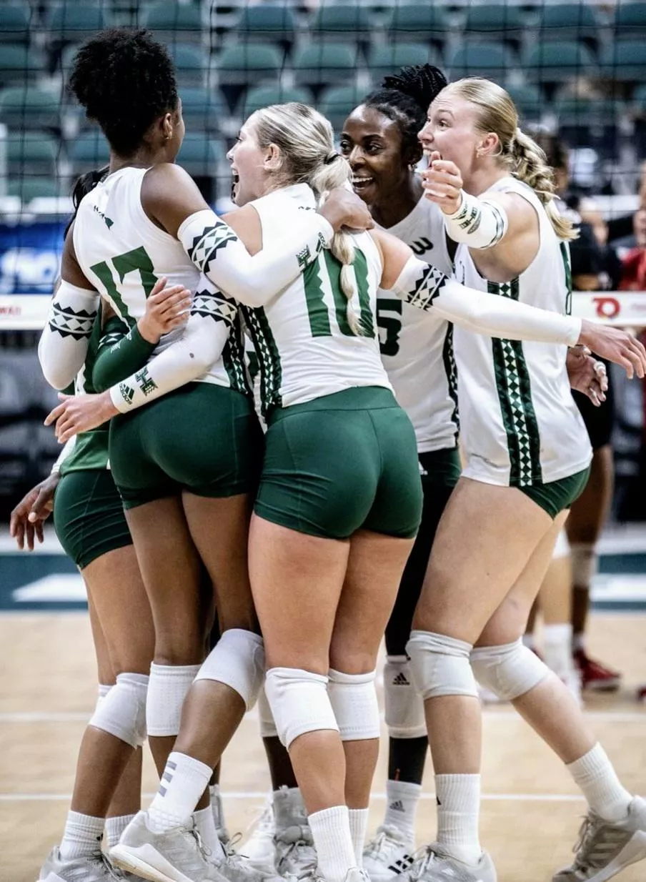 U of Hawaii volleyball team huddle posted by dmme2471