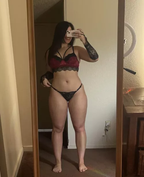 A curvy 5’2 Latina with thick legs  by Ingridgoeswest69