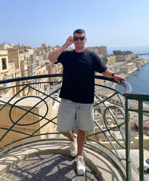 Can u guess where I took this pic? by realisiwak