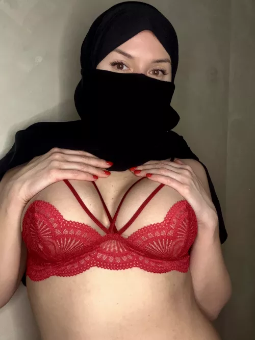 Can you pay a little attention to this mystery woman? by Melbanus