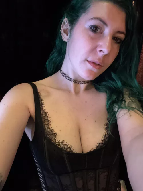 Cleavage in black by sirenskiss3