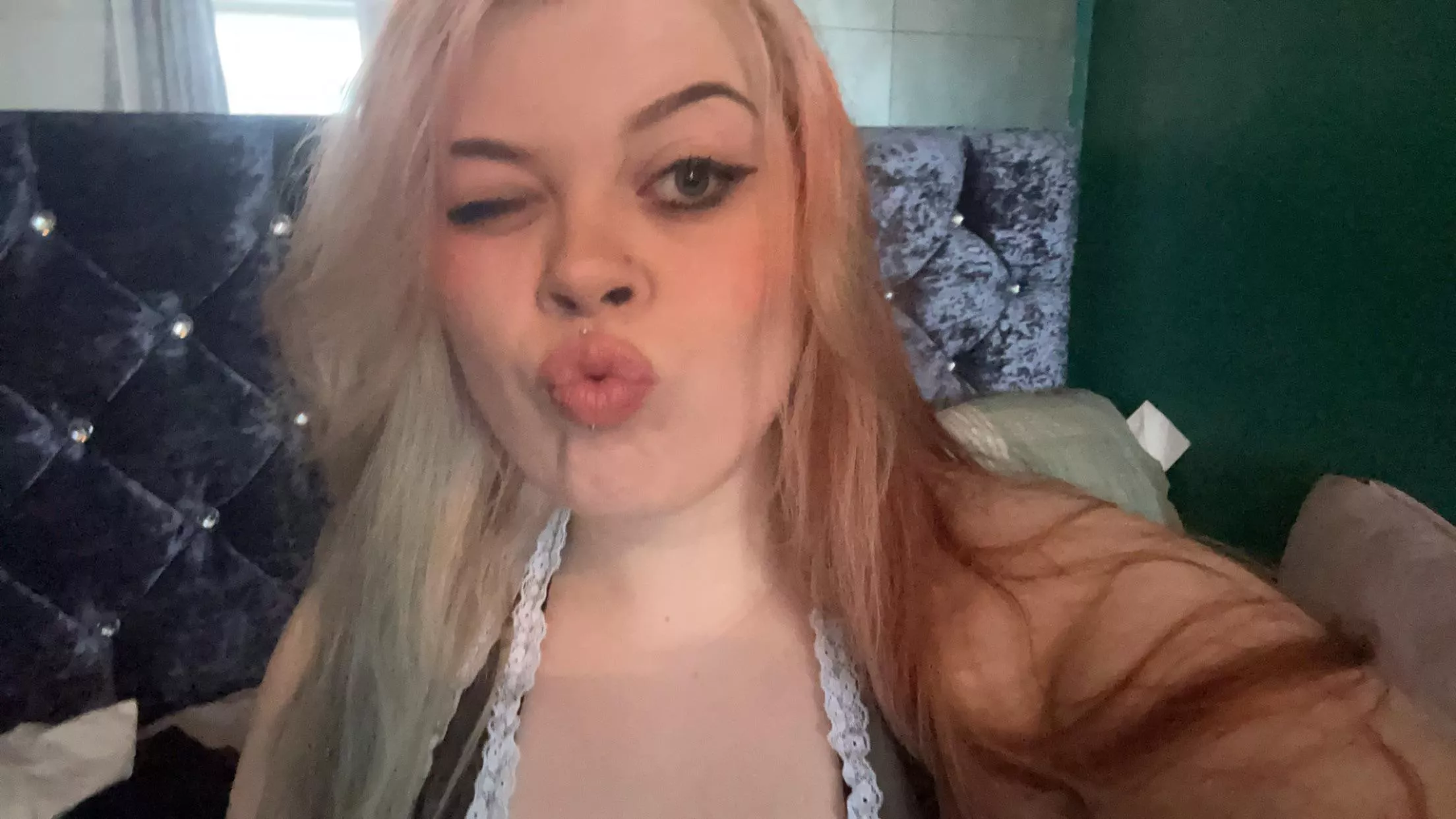 Hi friends 🥰 posted by Kryssstalx