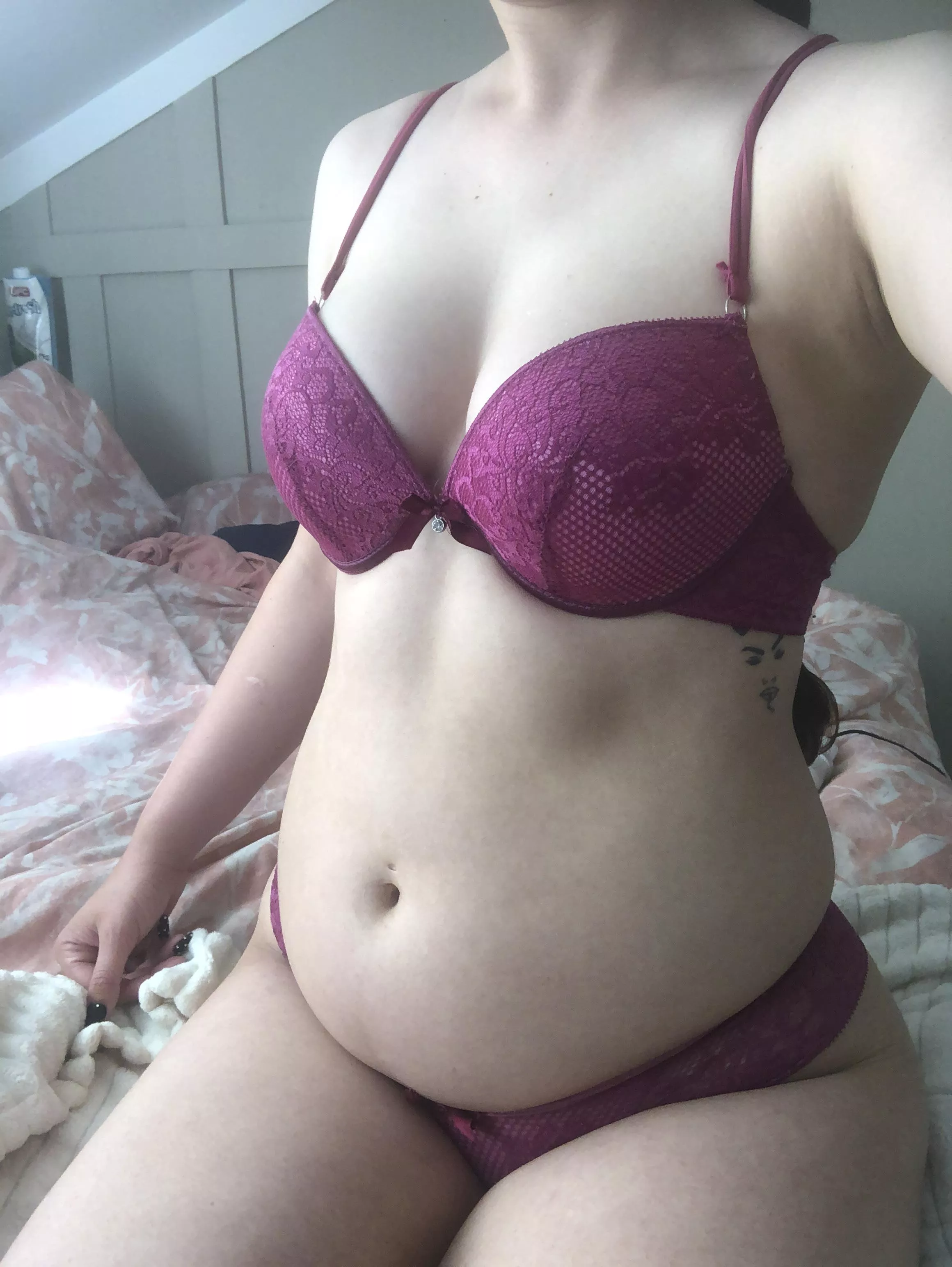 What should I stuff myself with tonight? 😁 want to make my belly bigger than this ⬇️  posted by lalahehex