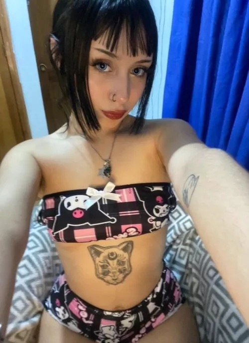 18, 4'10, 90lbs... Am I too small for older men? (18F) by RyzenStar