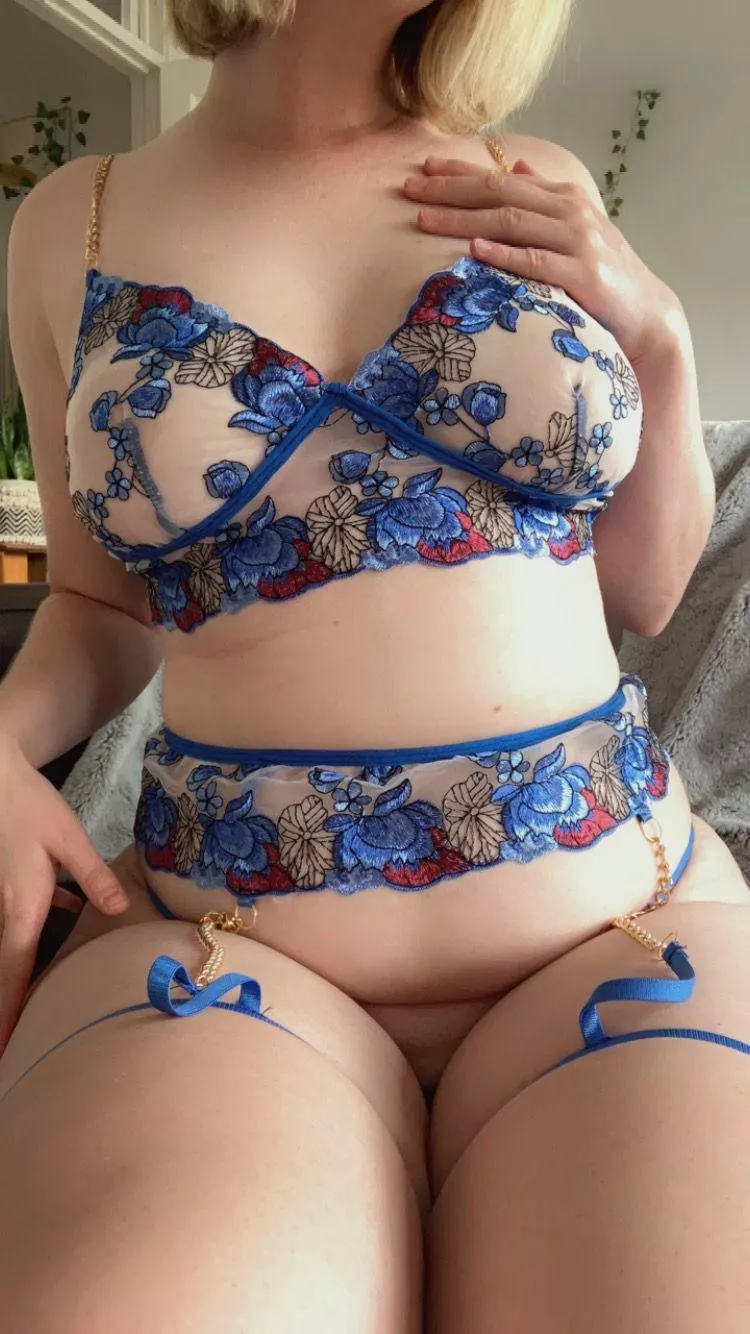 Dya like my chains? posted by elisanextdoor