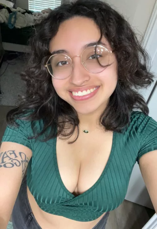 Got a new top that shows off my cleavage :) by sizzlethizzle