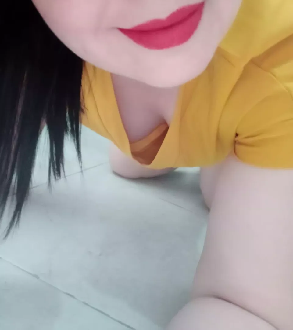 Hey babe - Dropped something or just wanted to see me on my knees by Seductive_Samyra