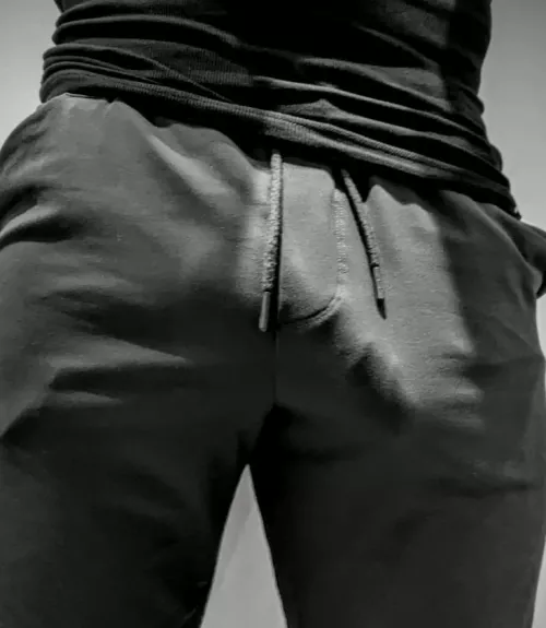 quick pic at the gym just now by Illustrious_Visual60