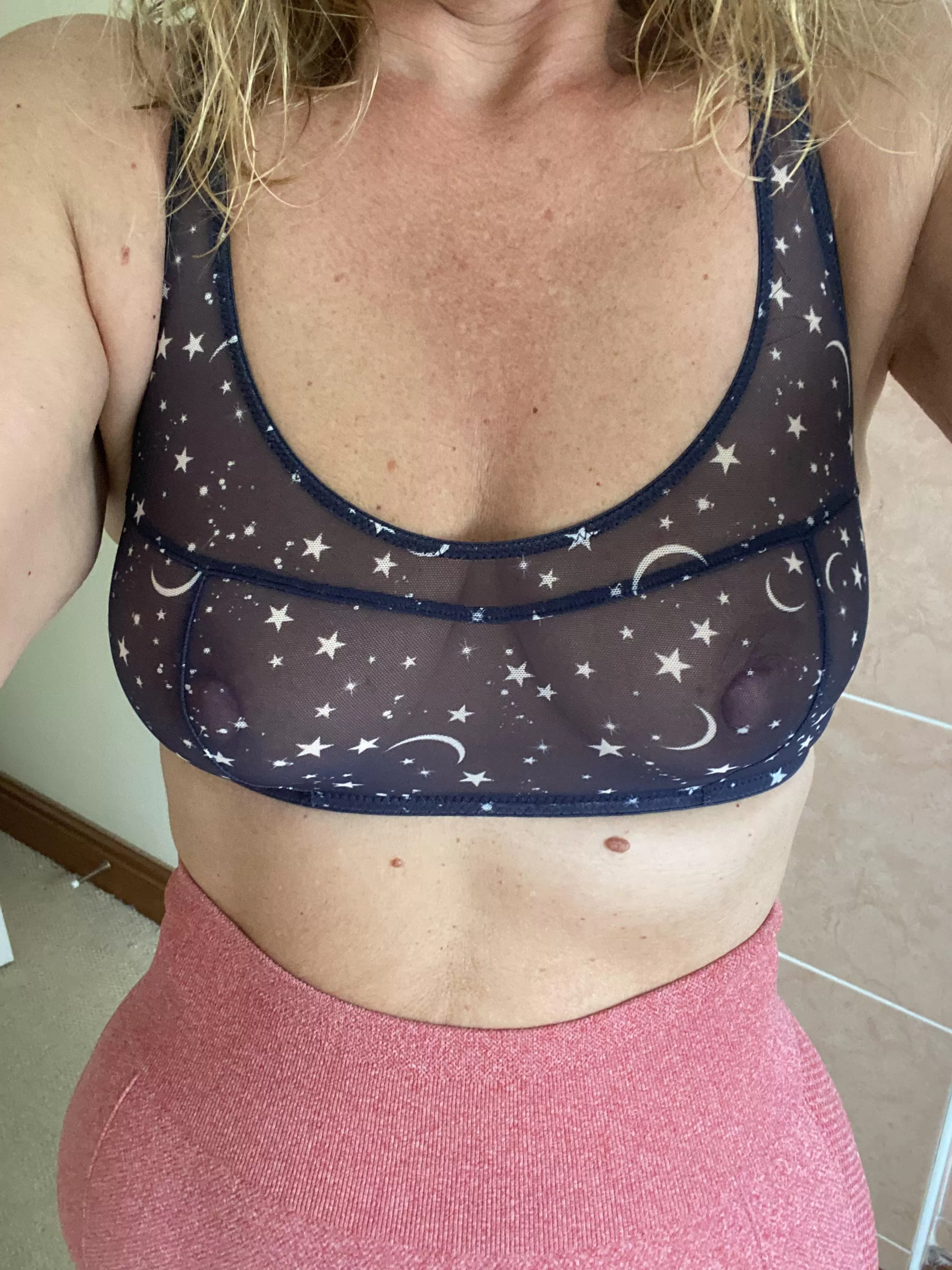 Who’s up (f)or a workout? Hope the new top won’t be too distracting!  posted by Totalnaturalblonde
