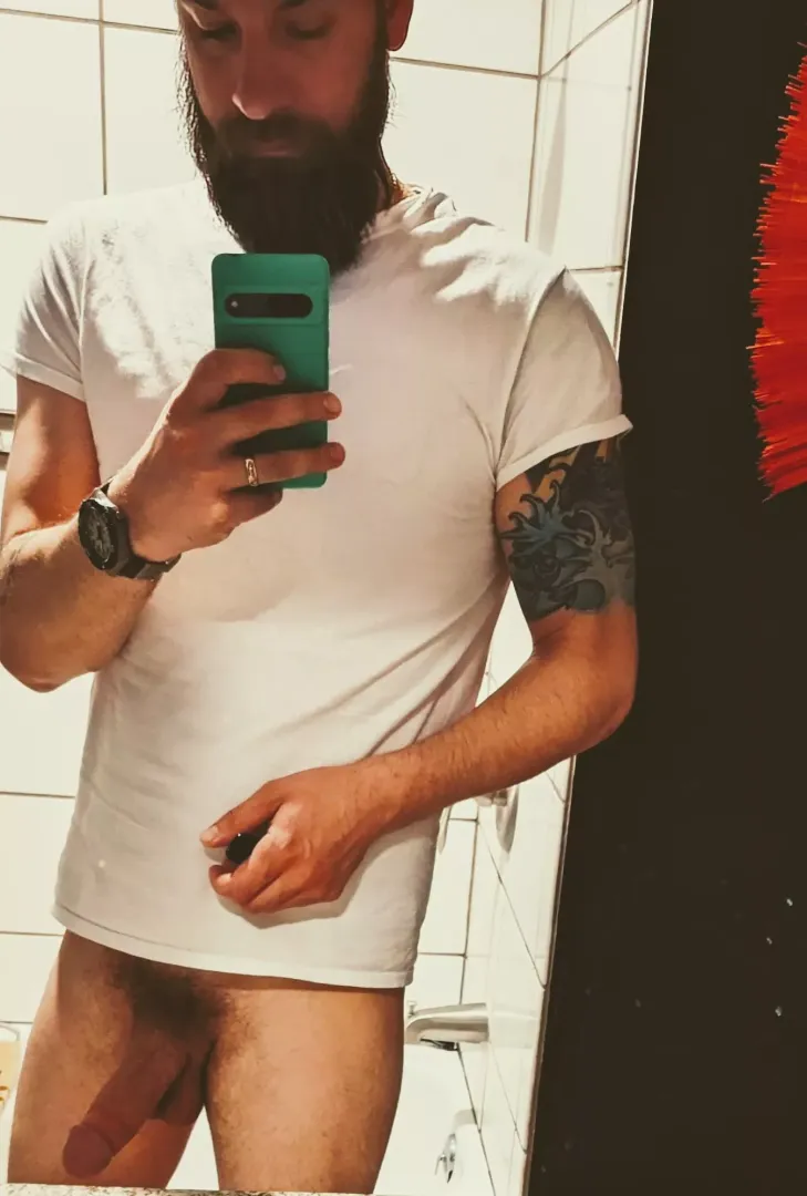 And another bathroom selfie 🤷 posted by chad_flenderson69