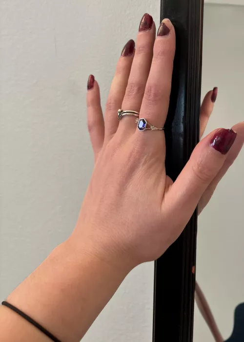 Hand on the mirror by sirenskiss3