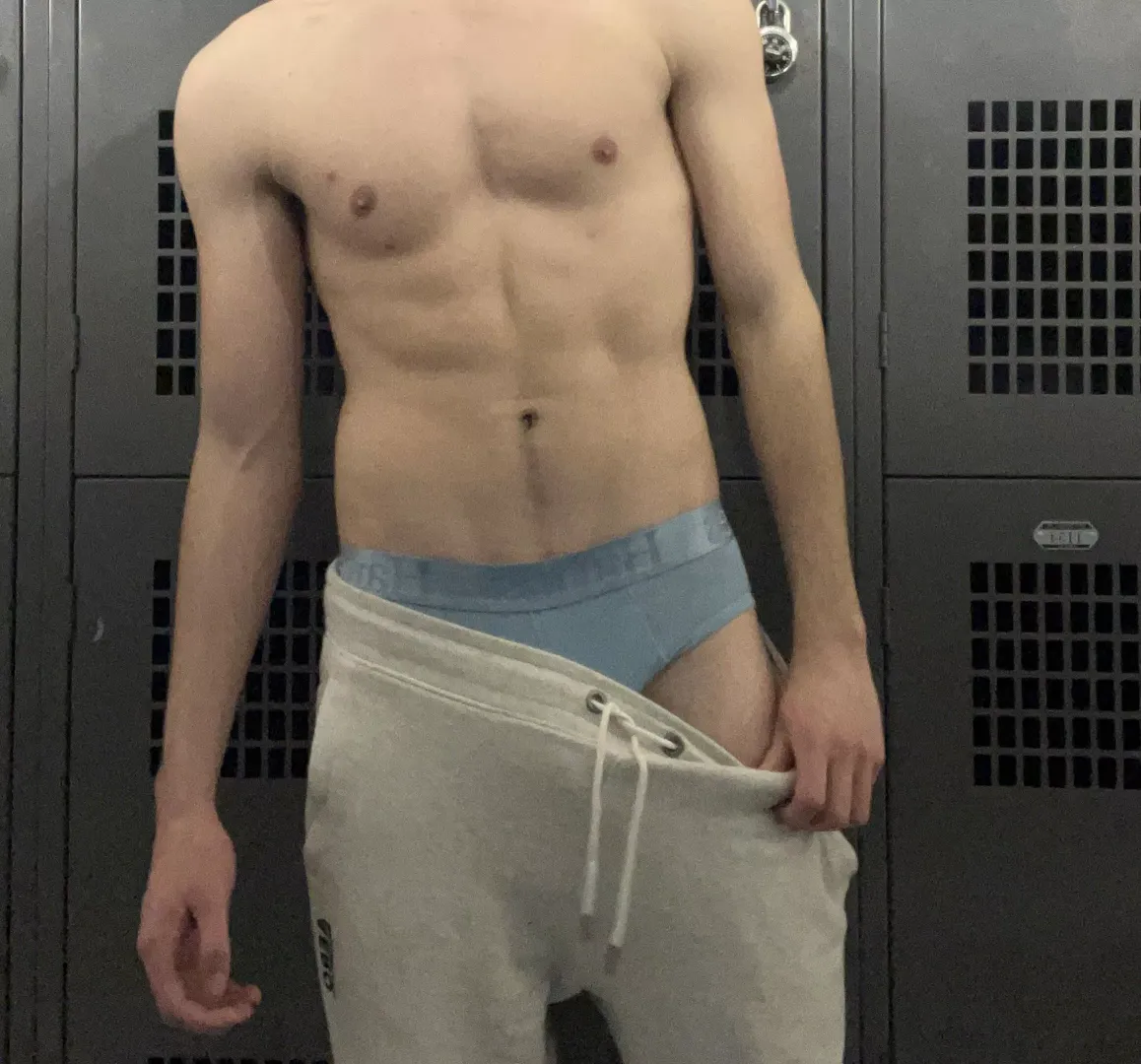 Help me out in my college locker room posted by collegebrosk