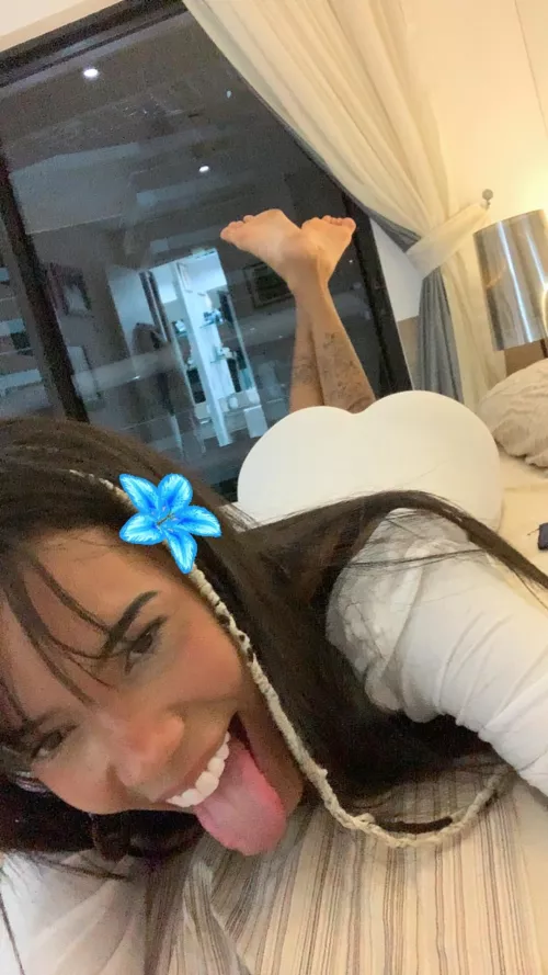 licking my toes in a restaurant? by stupidloser33