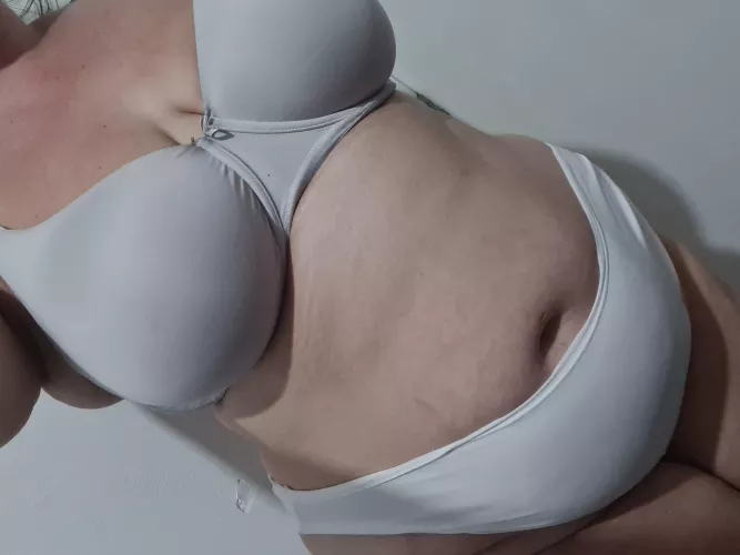 Looking at my belly makes me horny 😁 by LaylaBennettxx