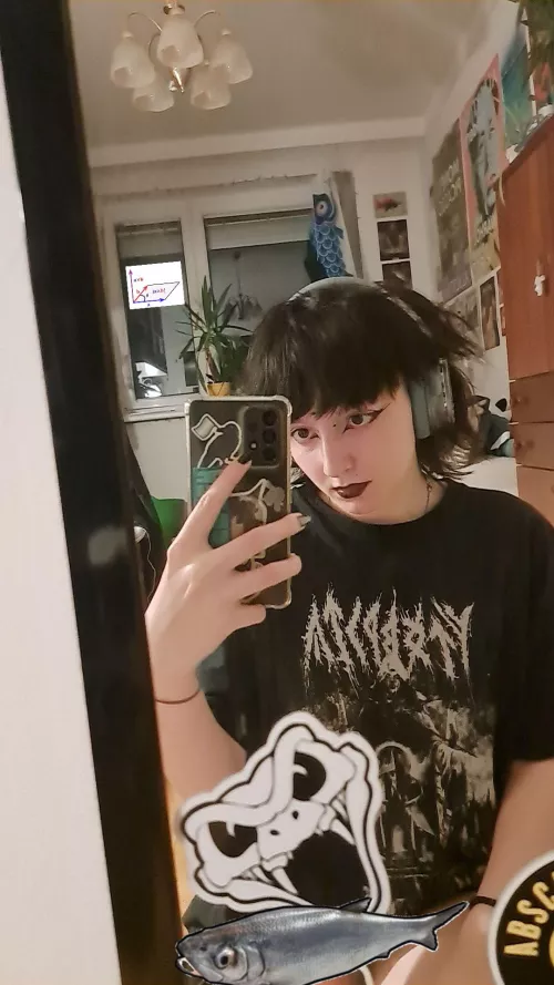 Making sure that nobody in the visual computing lecture talks to me 😼💅 by Yeritaki