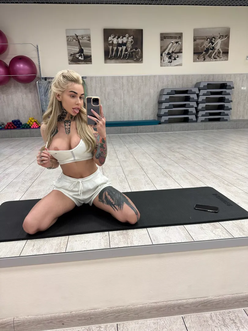 She didn't hesitate and turned herself on during yoga [F] posted by BimboAngelBlonde