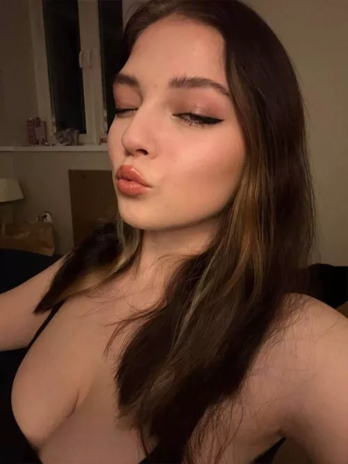 Classy girl loves kiss by Magic_Lillyt