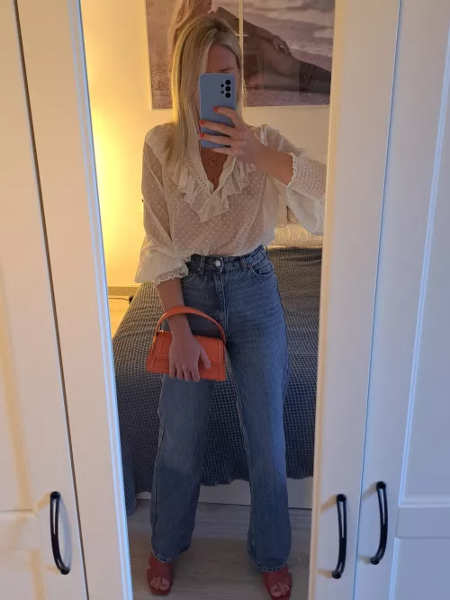 Going out for a coffee with new friends 🍍 by vulpesnudista