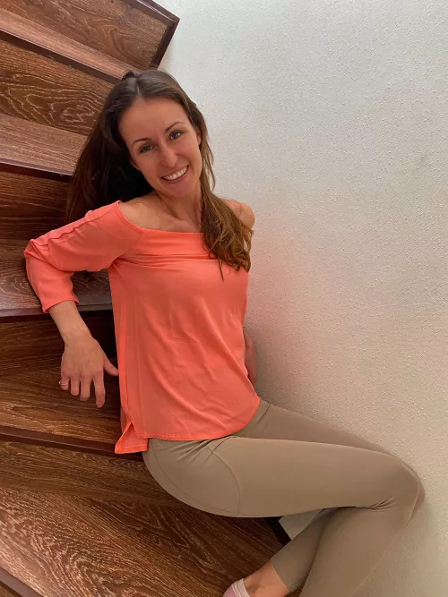 I lay down on the stairs waiting for attention from you. by Viki_soul