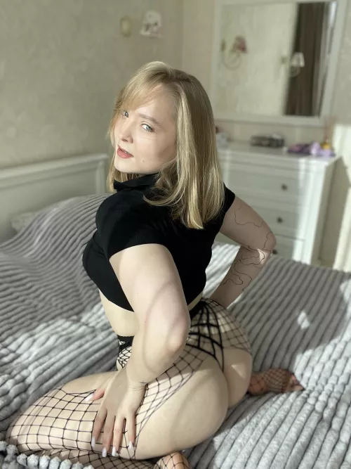 I'm wearing this net to be lustful by froggepi