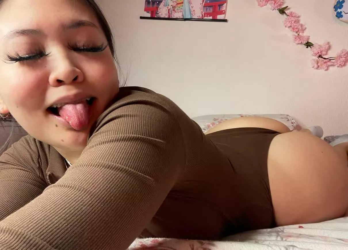 let's play a game, where would ur lips land first? posted by Twinkie_Stare