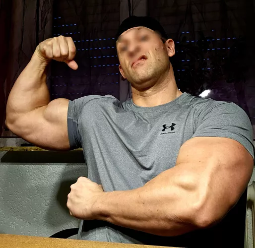 Massive 💪 by GermanMuscleBoss