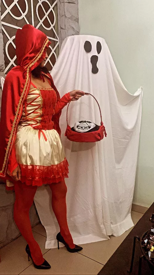 Who's that I see walkin' in these woods? by sheningan_ds