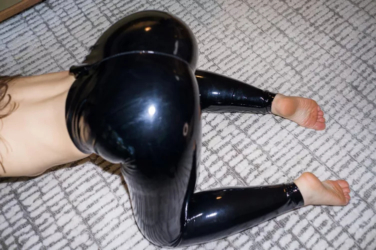 Begging you to spank my shiny ass  by haappyylemon