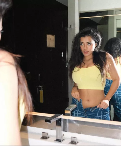 Can’t stop looking at me ? by katez01