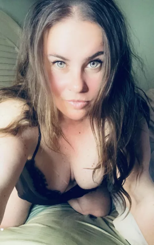 Curves make the sex all the more fun.  by theSubmissiveToes