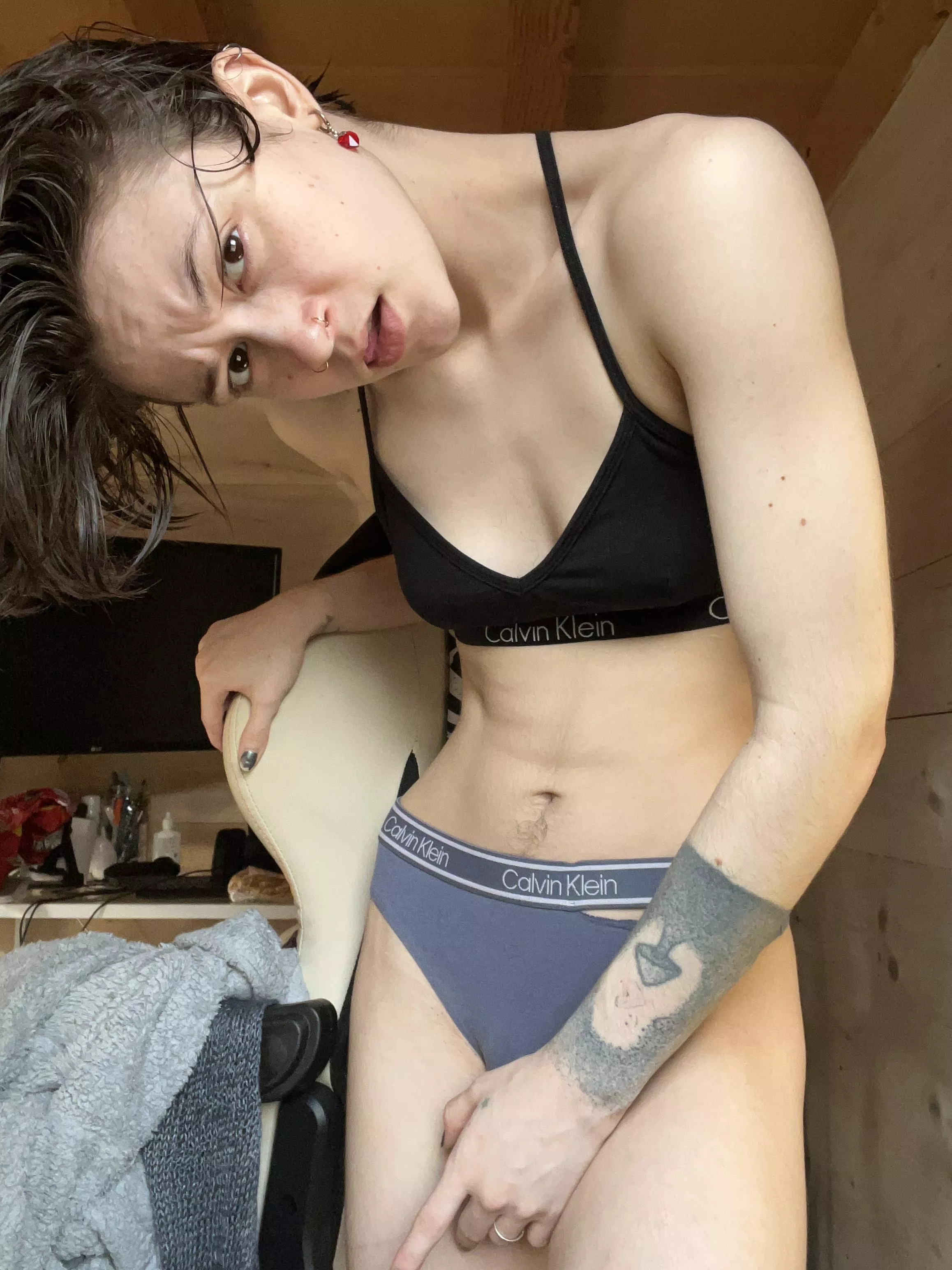 Hey there🖤 posted by _holyheck