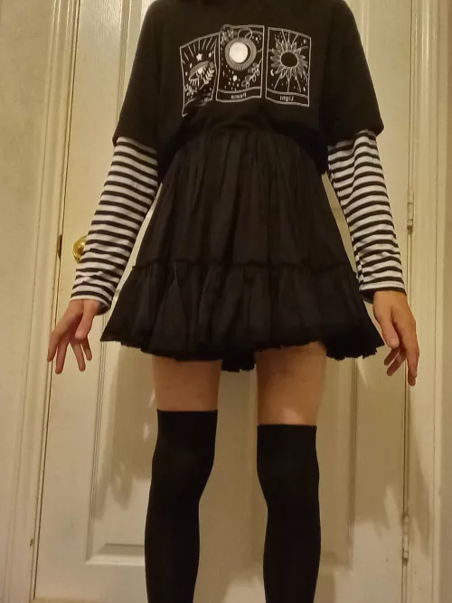 Hiiiii (Don't mind my awkward stance) by McGriddll